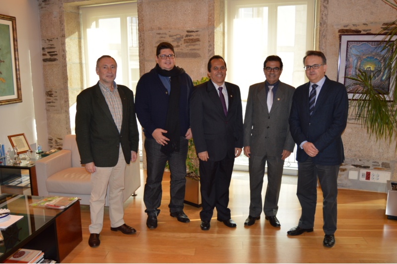 Professores Adelino, Ruberley e José Carlos, do IFG, entre os professores Francisco Rodríguez e Javier Bueno, da USC.